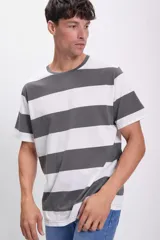 Remera de hombre a rayas horizontales blancas y grises, de corte recto y mangas cortas.