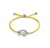 Pulsera de hilo amarillo con perla shell y herrajes bañados en plata de ley.