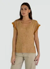 Top tejido color mostaza con escote en V y mangas cortas con detalle de crochet.