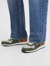 Championes Jack & Jones Arrow, color verde oliva con detalles en naranja y marrón. Confeccionados con forro de mesh de poliéster, cierre de cordones, puntera redonda y suela de EVA.