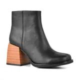 Bota corta de cuero color marrón con punta cuadrada y taco geométrico.