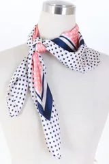 Pañuelo cuadrado de poliéster con estampado de lunares y rayas en colores blanco, rosa y azul marino.