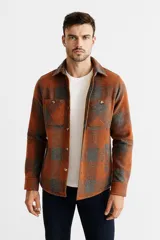 Camisa a cuadros color naranja y gris, de manga larga con cuello clásico y dos bolsillos frontales con botón.