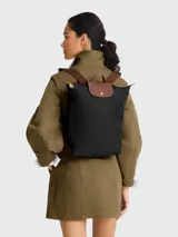 Mochila Longchamp modelo Le Pliage Original M, color negro con detalles en cuero marrón.