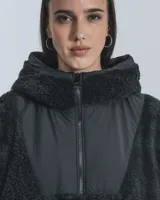 Hoodie negro con capucha confeccionado en corderito y detalles de tela bomber en pecho, espalda, capucha y bolsillos.