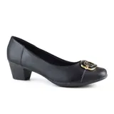 Zapato de cuero negro con taco bajo y hebilla dorada.