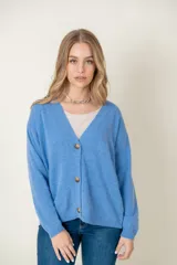 Cardigan celeste de lana con escote en V y botones marrones.
