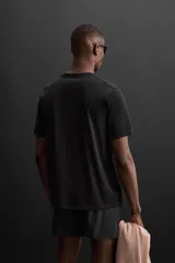 Camiseta negra de entrenamiento corte relaxed fit, confeccionada en tejido de mezcla de algodón de peso ligero, con cuello redondo en rib y manga corta.