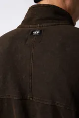 Buzo negro de frisa 100% algodón con medio cierre y bordado al tono. Tiene un lavado snow que le da un look gastado.