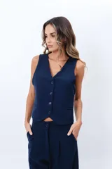 Chaleco sastrero azul marino con cuello en V y calce al cuerpo.