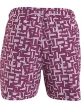 Short de baño morado con estampado geométrico en blanco, cintura elástica con cordón ajustable, bolsillos laterales y trasero, forro de malla y logo de Calvin Klein en el dobladillo.