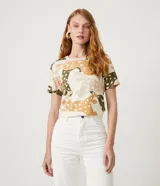 Remera de viscosa con estampado de leopardo, cuello redondo y mangas cortas.