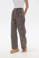 Pantalón ancho de algodón con estampado multicolor y calce alto.