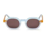 Lentes de sol Mr Boho modelo El Patio, con montura redonda de acetato color celeste y detalles en naranja en los extremos superiores.