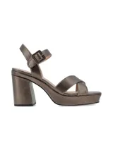 Sandalias de cuero color canela con plataforma y tacón ancho. Tiras cruzadas en el empeine y pulsera ajustable con hebilla en el tobillo.