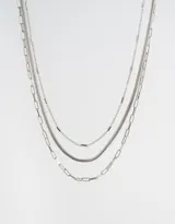 Collar corto plateado con tres cadenas de diferentes diseños.