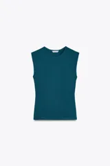 Top azul petróleo de punto, con cuello redondo y sisa.