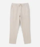 Pantalón relaxed de hombre confeccionado en tejido oxford de algodón color beige, con trabillas en la cintura y cordón para lazo.