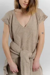 Vestido largo color verde oliva, tejido a crochet con diseño de rombos y flecos en el ruedo.