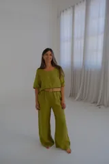Pantalón de lino verde lima, de corte recto y tiro medio, con cinturón beige de soga incluido.