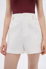 Short blanco de poliéster de tiro alto con bolsillos laterales.
