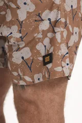 Short de baño color verde oscuro o negro con diseño texturizado o estampado sutil en franjas horizontales y detalles perforados. Posee cordón de ajuste trenzado en la cintura.