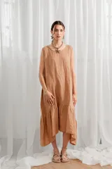Vestido midi color camel de lino, con breteles anchos, cuello redondo y corte holgado con frunces.