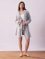 Bata gris de tejido suave con bolsillos laterales.