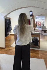 Remera blanca de algodón, corte clásico, cuello redondo y mangas cortas.