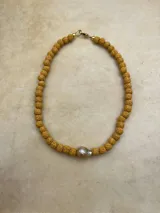 Collar con cuentas de piedra volcánica de 8mm y perla de río.