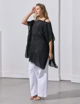Poncho negro de gasa con apliques de brillos, de la marca Jessica Mc Clintock.