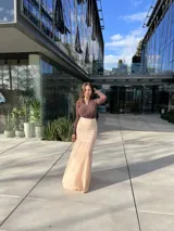 Falda midi celeste con volados en la parte superior y falda de corte sirena.