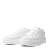 Championes urbanos color beige con suela marrón de plataforma.