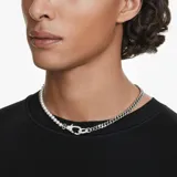 Collar plateado con una mitad de cadena de eslabones y otra mitad de perlas blancas. El cierre es de mosquetón con incrustaciones de cristales transparentes.