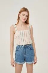Musculosa con estampado a rayas verticales en tonos celeste, verde, rosa y blanco.