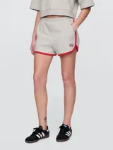 Short deportivo gris melange con ribete rojo, cintura elástica y logo bordado en rojo.
