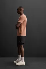 Camiseta relaxed fit color beige confeccionada en tejido con mezcla de algodón, cuello redondo, manga corta y logo estampado en el bajo. Zara Athleticz.