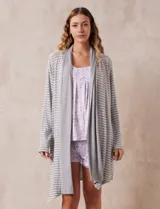 Bata gris con rayas horizontales blancas, de tejido suave con bolsillos laterales.