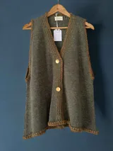 Chaleco tejido a mano con escote en V, detalles de lurex y terminaciones en crochet.