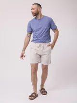 Remera azul de algodón con cuello redondo y tapeta con botones.