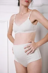 Culotte maternal blanco de algodón con doble tela, sin elásticos que marquen. Ideal para embarazo y postparto.