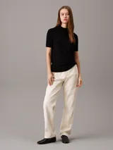 Sweater negro de punto fino con cuello perkins y mangas cortas.