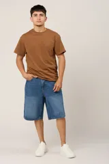 Bermuda de jean azul de corte ancho.