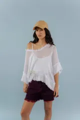 Blusa blanca calada de hilo, corte crop y diseño canchero.