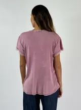 Remera azul de algodón con cuello en V y mangas cortas con terminación desflecada.