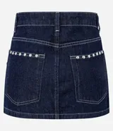 Minifalda de jeans azul oscuro con cintura con trabillas, cierre tradicional, bolsillos y aplicación de tachas.