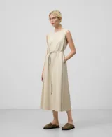Vestido midi color beige, sin mangas, con cuello redondo, cinturón y falda evasé.