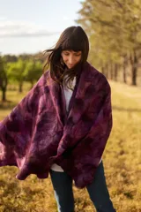 Pashmina en tonos violetas, fabricada en gasa de algodón y lana Merino, suave y liviana.
