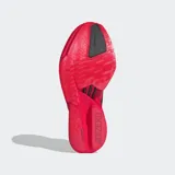 Championes Adidas Adizero Adios Pro 4 color fucsia con detalles en negro. Diseñados para corredores veloces, con varillas de carbono ENERGYRODS 2.0, mediasuela con perfil curvado y tecnología de espuma de doble capa ultraligera LIGHTSTRIKE PRO. Suela con compuesto de caucho Continental™ y tecnología LIGHTTRAXION.