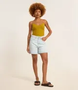 Short mom de jean celeste, con tiro alto, trabillas en la cintura, cierre tradicional por botón y cremallera y bolsillos.